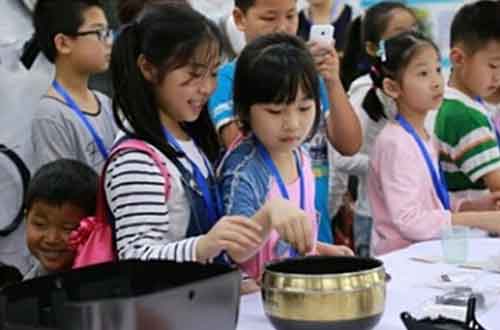 “美的生活電器家庭開放日”帶領10后孩子尋找家鄉(xiāng)的味道