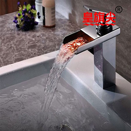 衛(wèi)浴新亮點(diǎn) 皇旗尖LED發(fā)光水龍頭欣賞