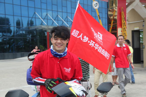 中國(guó)最年輕摩托車手環(huán)華騎行在超人廚衛(wèi)發(fā)車