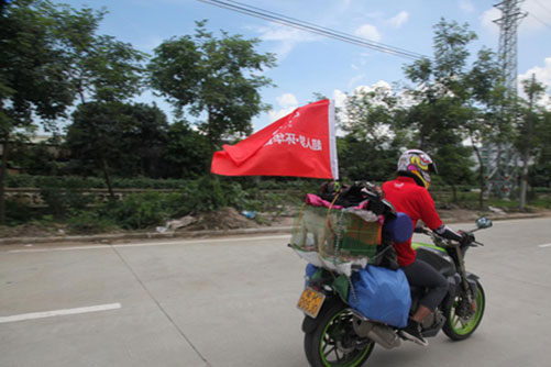 中國(guó)最年輕摩托車手環(huán)華騎行在超人廚衛(wèi)發(fā)車