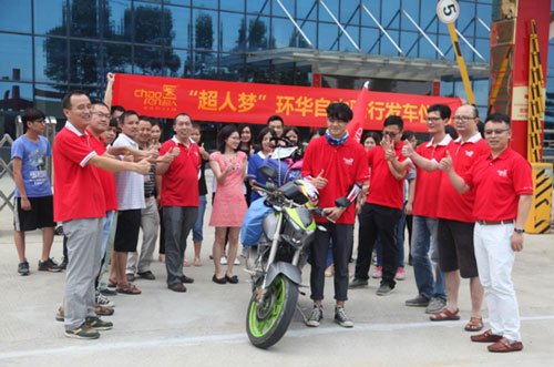 中國(guó)最年輕摩托車手環(huán)華騎行在超人廚衛(wèi)發(fā)車