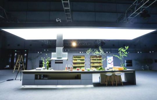 品牌產(chǎn)品|方太推出創(chuàng)新EA06中島式油煙機，重塑高端廚房生態(tài)