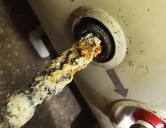 20元的電熱水器鎂棒，自己一樣可以輕松替換！