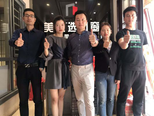 美之選鋁合金門窗千萬級經(jīng)銷商溫總功績卓絕，年年高升！