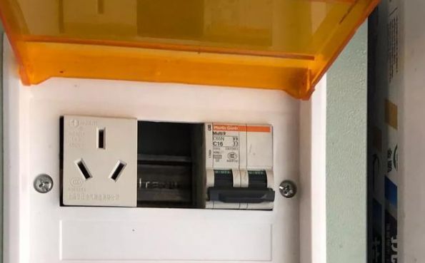 給大家解答電熱水器漏電跳閘的相關(guān)問題
