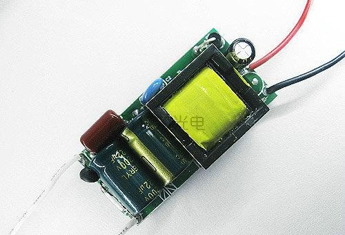 在買LED燈時，請注意以下的數(shù)據(jù)多參考比較一下