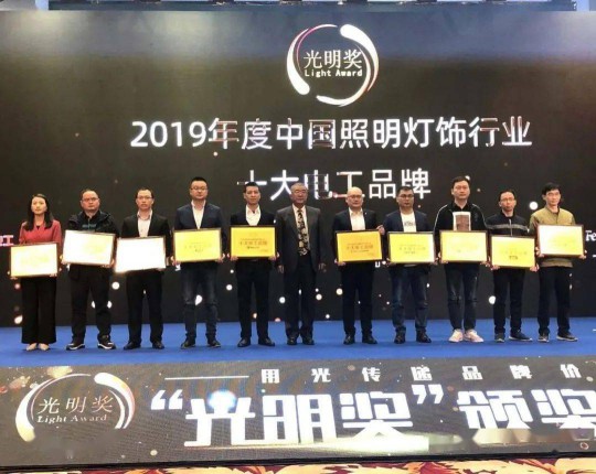 曼科“詩朗”系列新品即將上線，業(yè)界對這個(gè)老電工品牌充滿期待