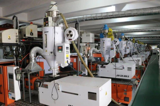 曼科“詩朗”系列新品即將上線，業(yè)界對這個(gè)老電工品牌充滿期待