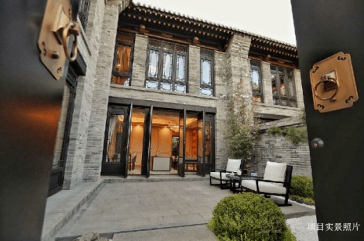 中式圍合院落，三宅仿古門窗，共譜歲月輝煌