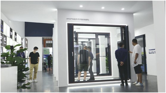 展會進(jìn)行時(shí)丨皇雅門窗系統(tǒng)南京移門展首日盛況，現(xiàn)場直擊!